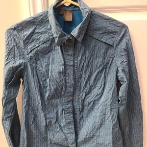 Women’s Blue Button-Up Travel Shirt